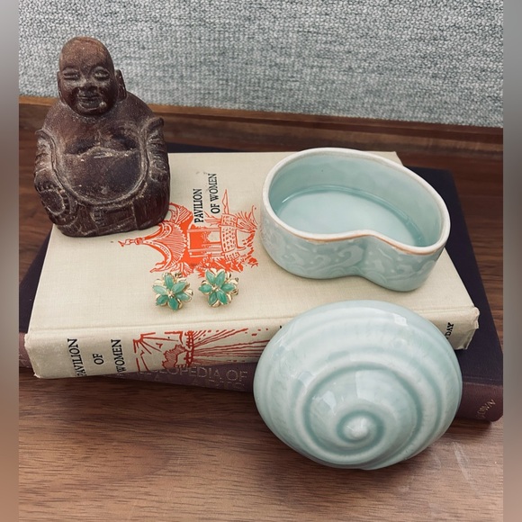 Celadon SeaShell Jewelry Box – Vintage Porcelain Clam Trinket - Picture 3 of 5